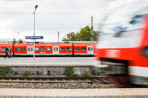 Das Bild zeigt eine einfahrende S-Bahn vor dem Hintergrund eines anderen Zuges. 